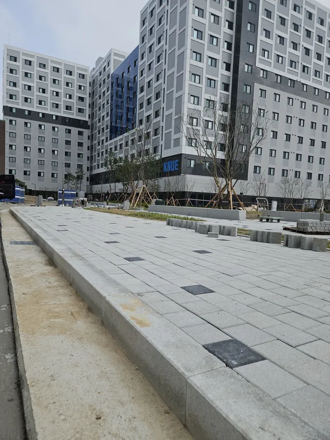 경기 화성시 신도시 아파트단지 경계석