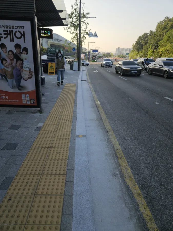 서울 서초구 대로변 경계석 버너구이
