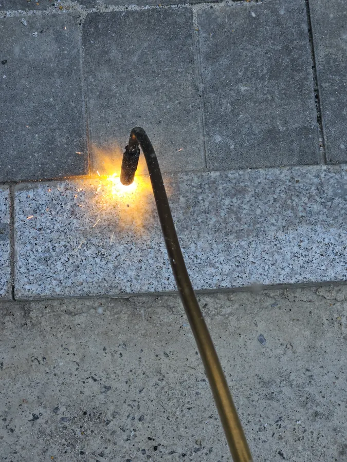 화강석 경계석에 버너 열처리 작업